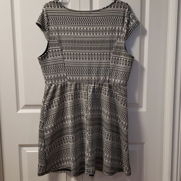 2/$15🦇 black and white patterned dress - Picture 3 of 3